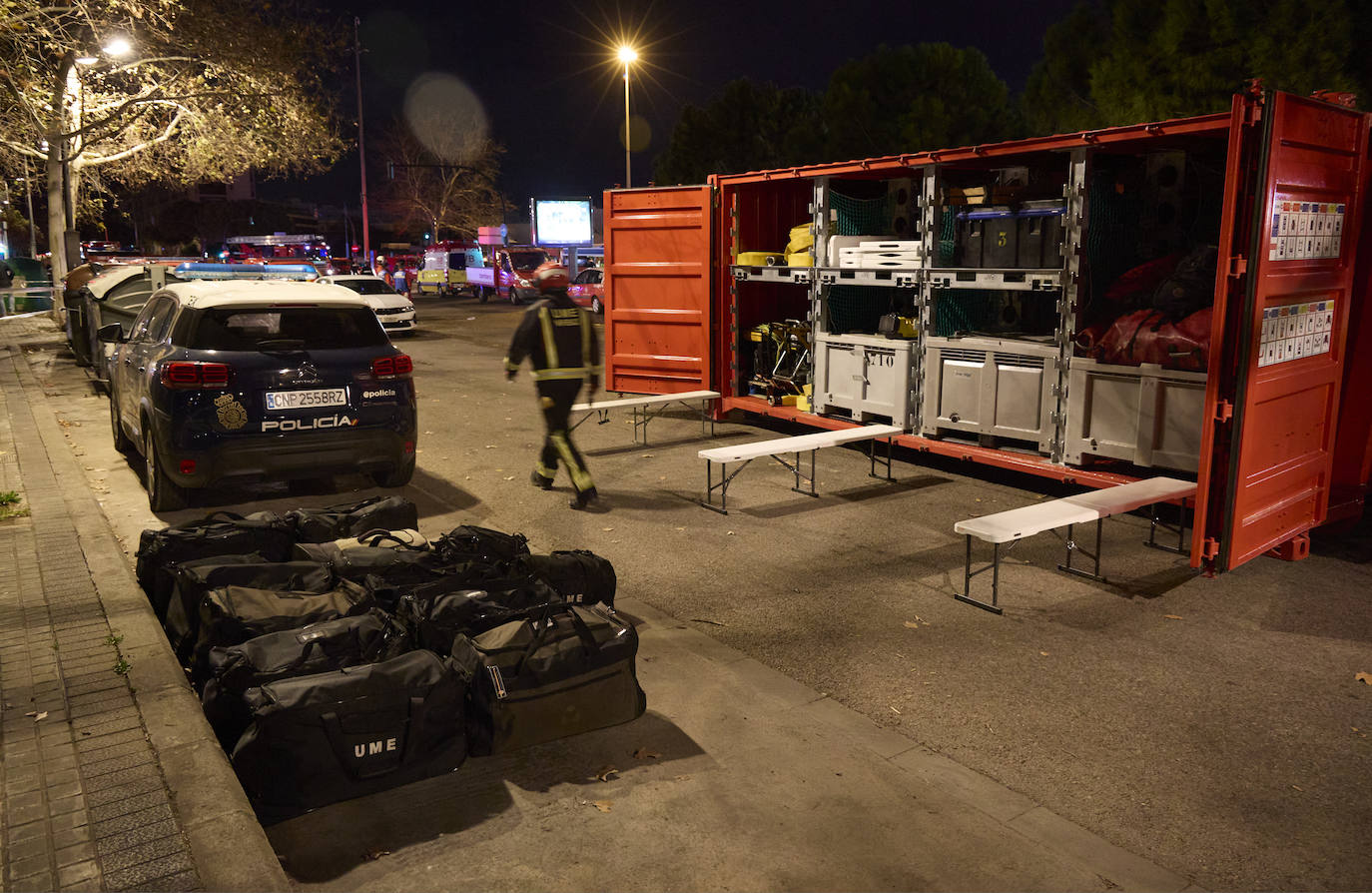 Así ha sido la noche alrededor del edificio de Campanar, en imágenes