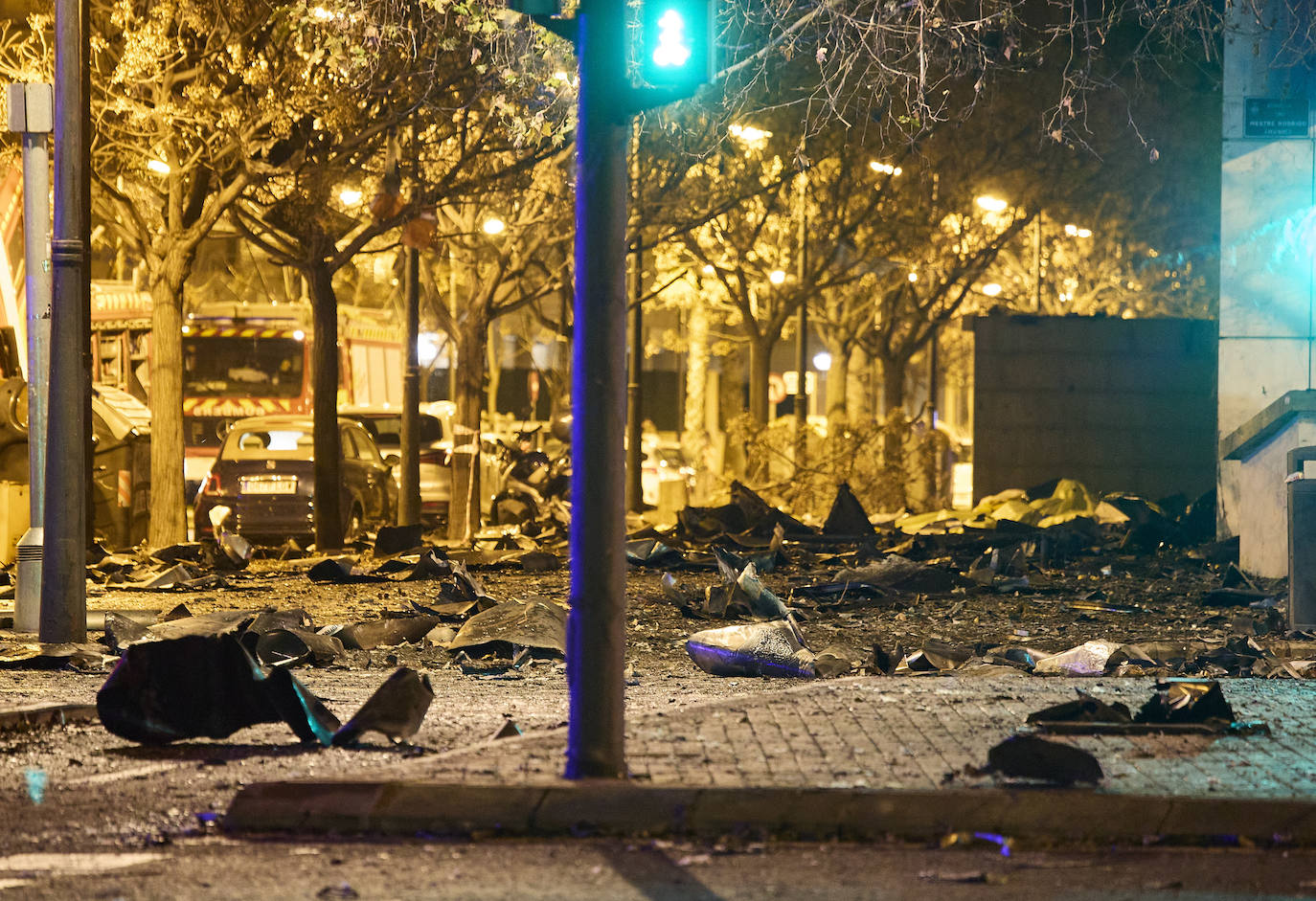 Así ha sido la noche alrededor del edificio de Campanar, en imágenes