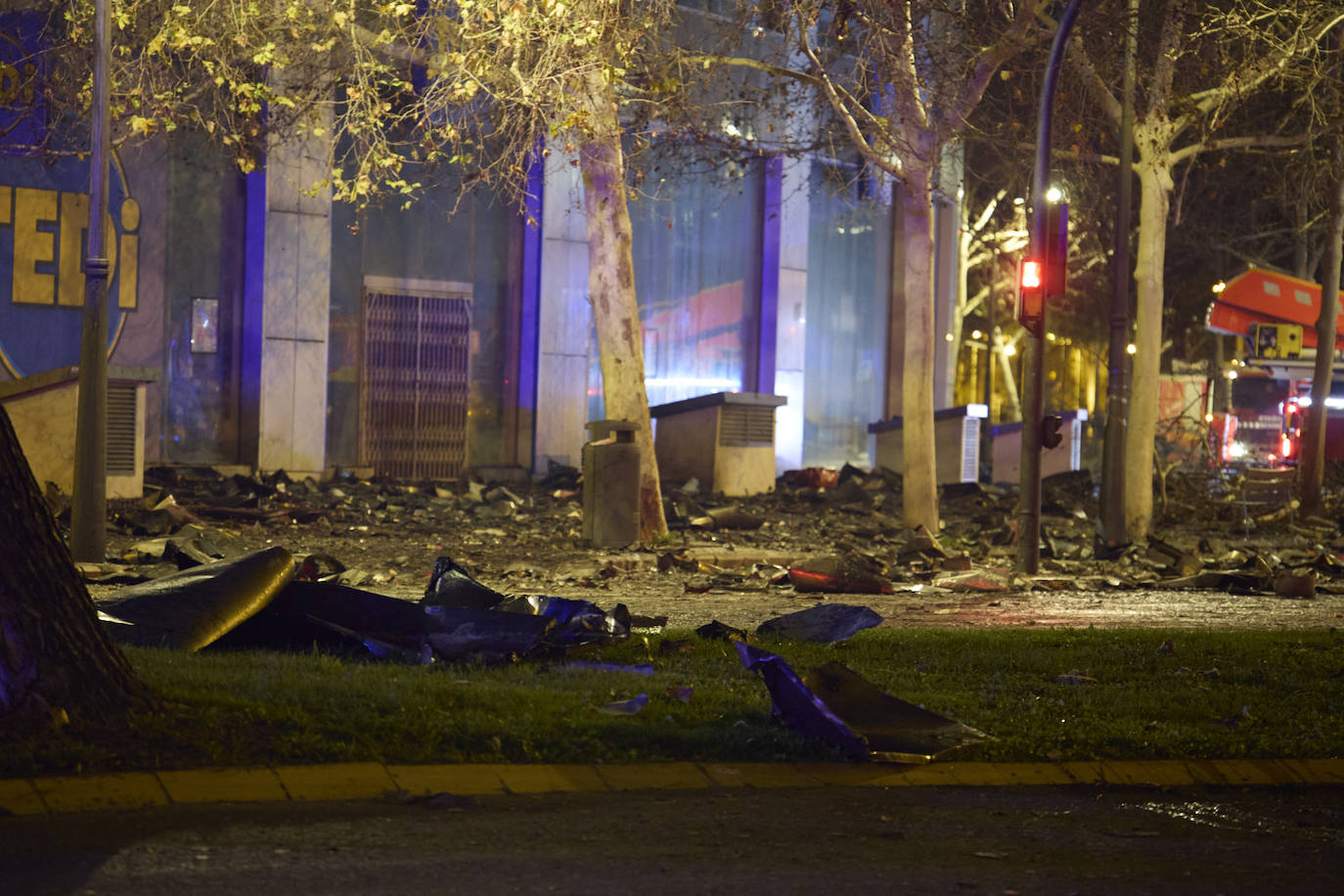 Así ha sido la noche alrededor del edificio de Campanar, en imágenes