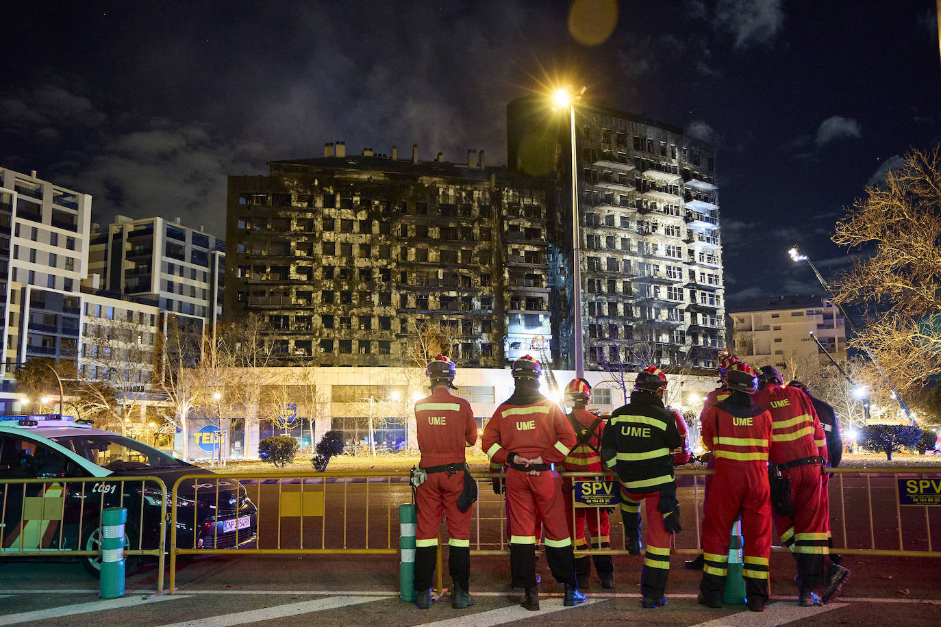 Así ha sido la noche alrededor del edificio de Campanar, en imágenes