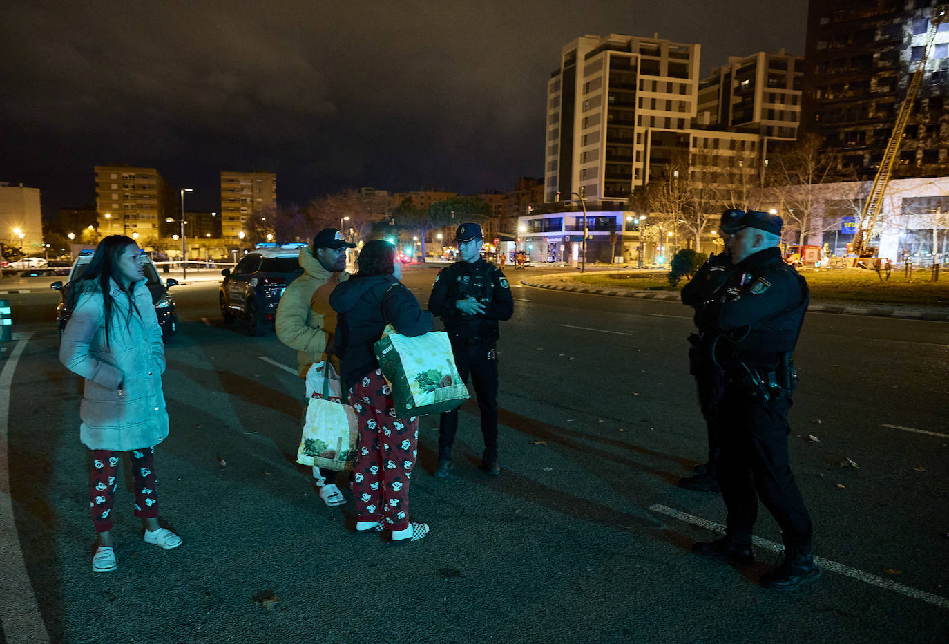 Así ha sido la noche alrededor del edificio de Campanar, en imágenes