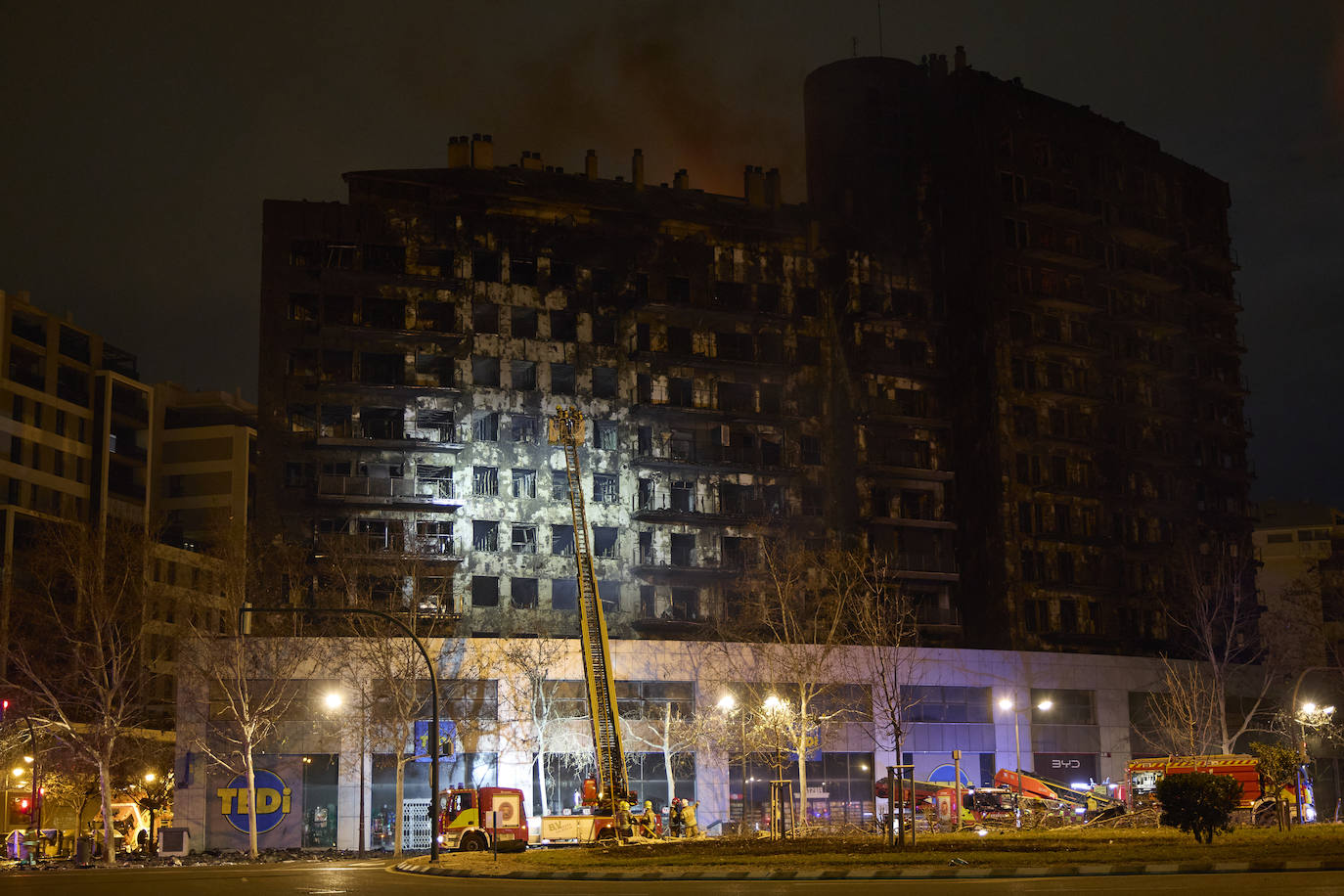 Así ha sido la noche alrededor del edificio de Campanar, en imágenes