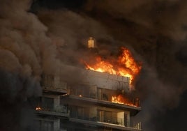 El edificio siniestrado en Campanar en llamas.