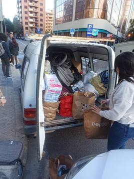 Uno de los coches cargado de materiales.