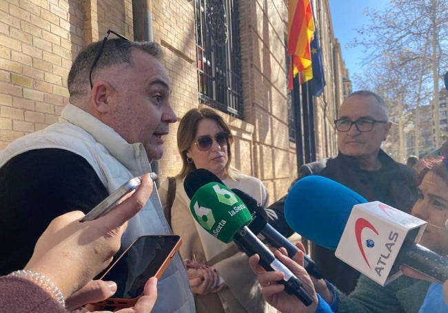 Javier Galera, propietario de un piso en la finca incendiada, ha contado que lo tenía alquilado y que afortunadamente los inquilinos se encuentran bien.