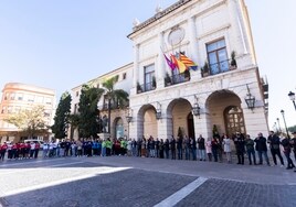 Un instante del minuto de silencio que se ha guardado frente al Ayuntamiento de Gandia por el incendio de Campanar.