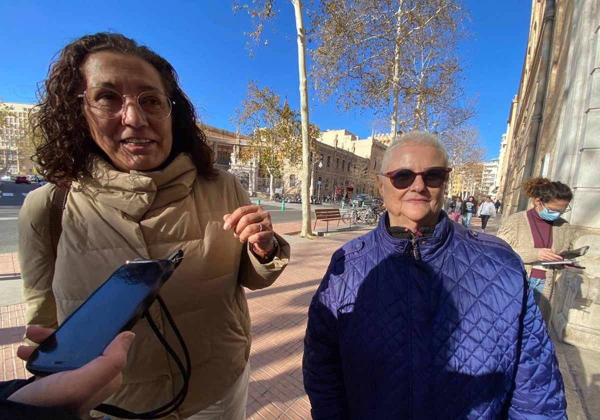 Encarna Contreras, una de las vecinas afectadas, junto a su cuñada, ha acudido este viernes al punto de atención a las víctimas instalado en Tabacalera.