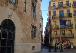 Banderas a media asta junto al edificio de la Generalitat Valenciana