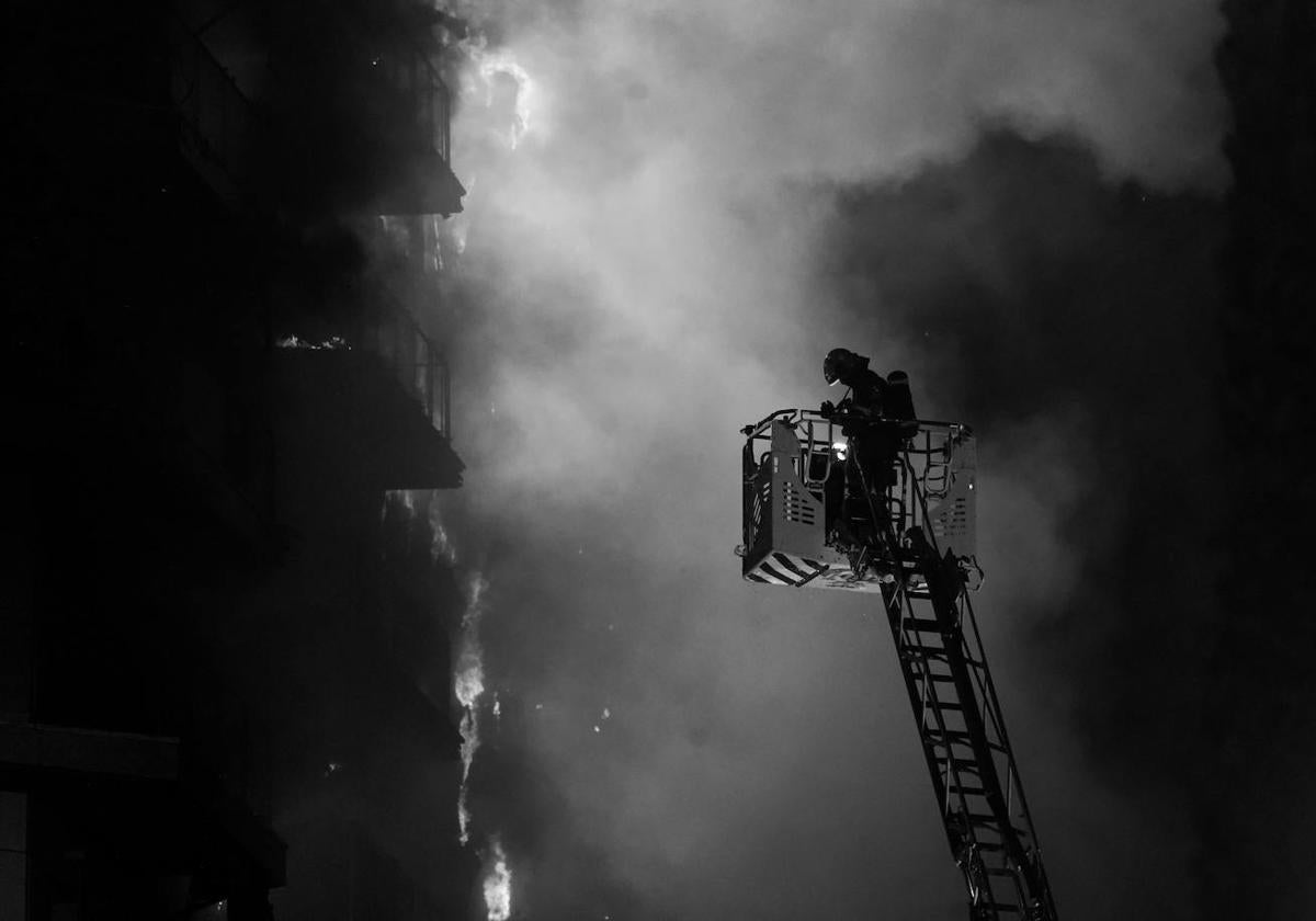 Un bombero durante las labores de extinción en Campanar.