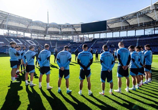 Minuto de silencio de la plantilla del Levante antes de entrenarse.