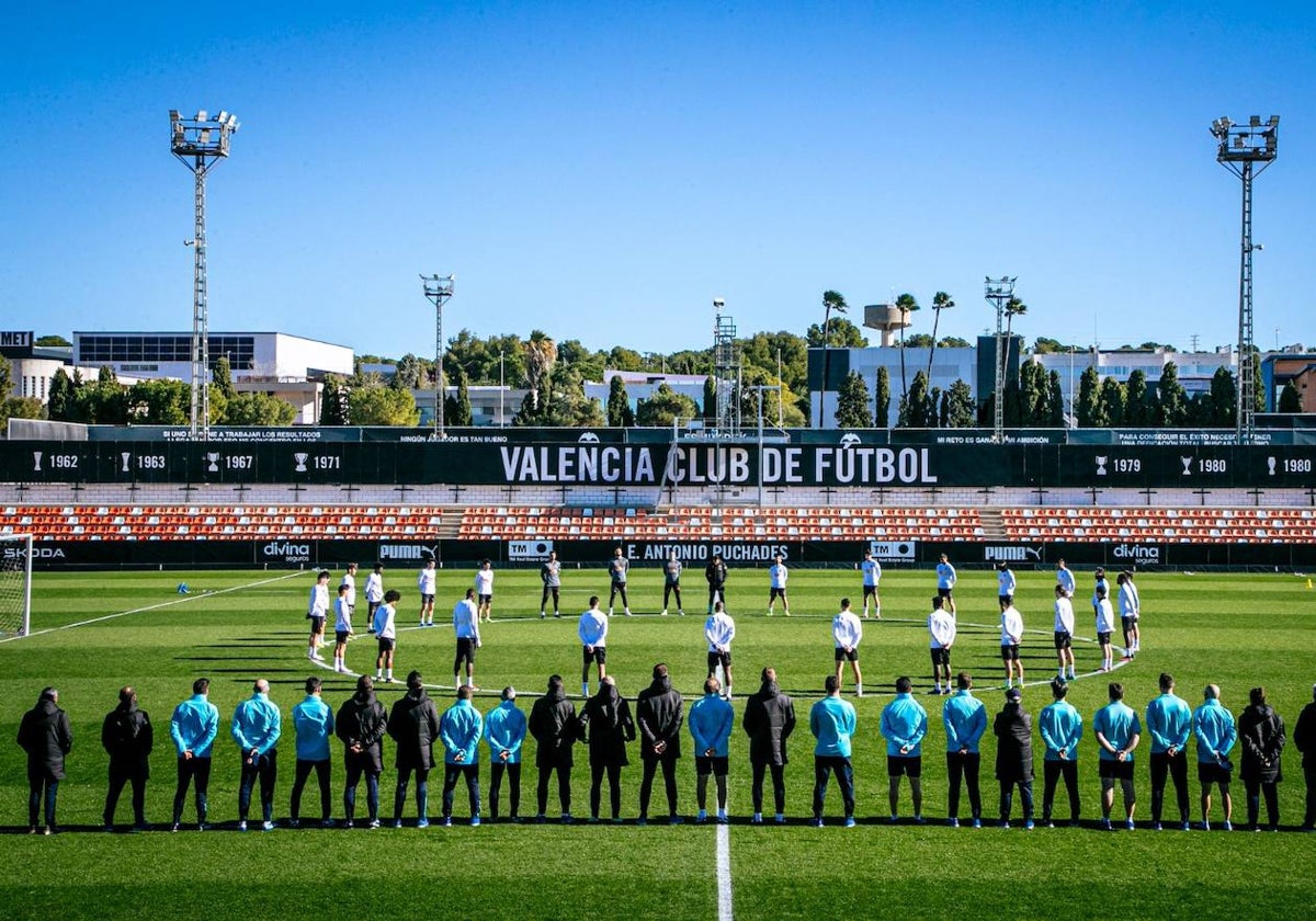 Minuto de silencio guardado por la plantilla del Valencia antes de entrenarse.