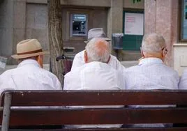 Pensionistas, en un banco.