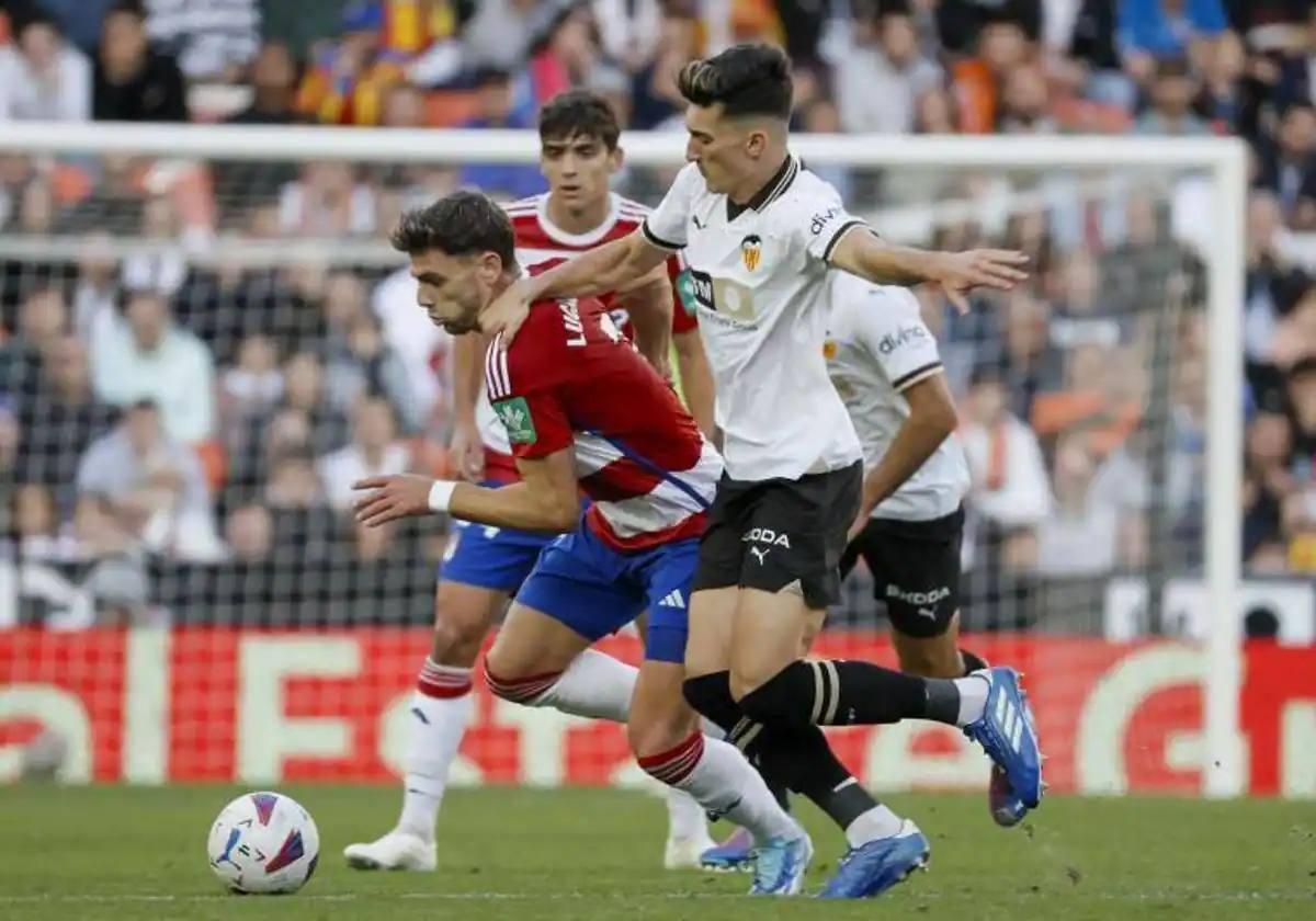 Pepelu y Boyé pelean un balón en el partido de ida.