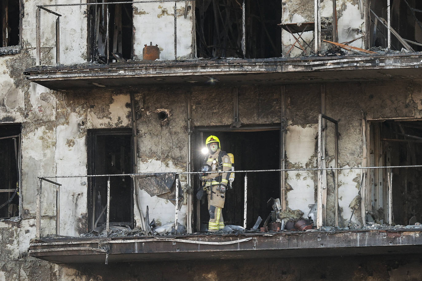 Fotos del segundo día tras el pavoroso incendio en Campanar