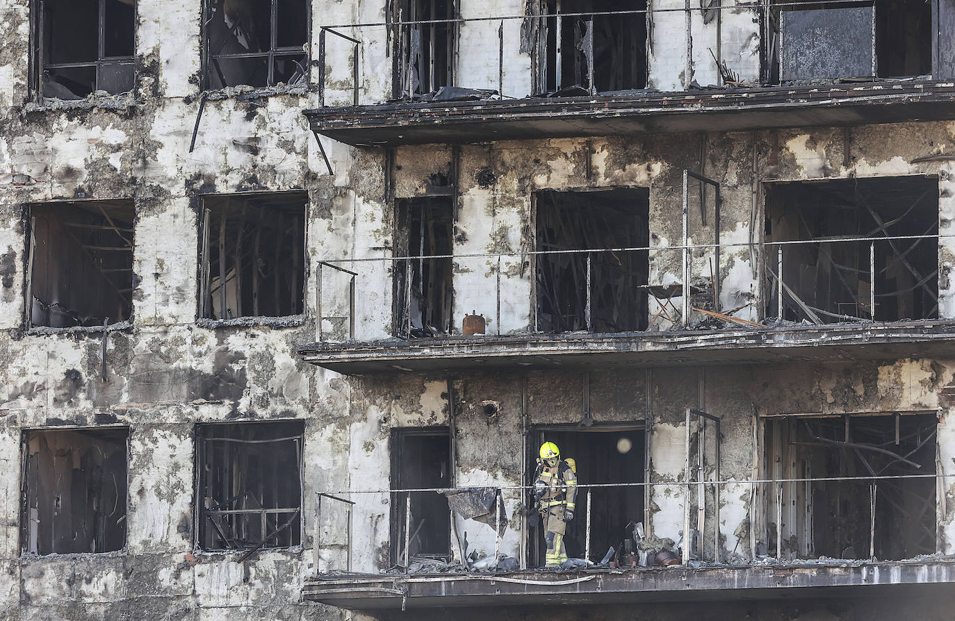 Fotos del segundo día tras el pavoroso incendio en Campanar