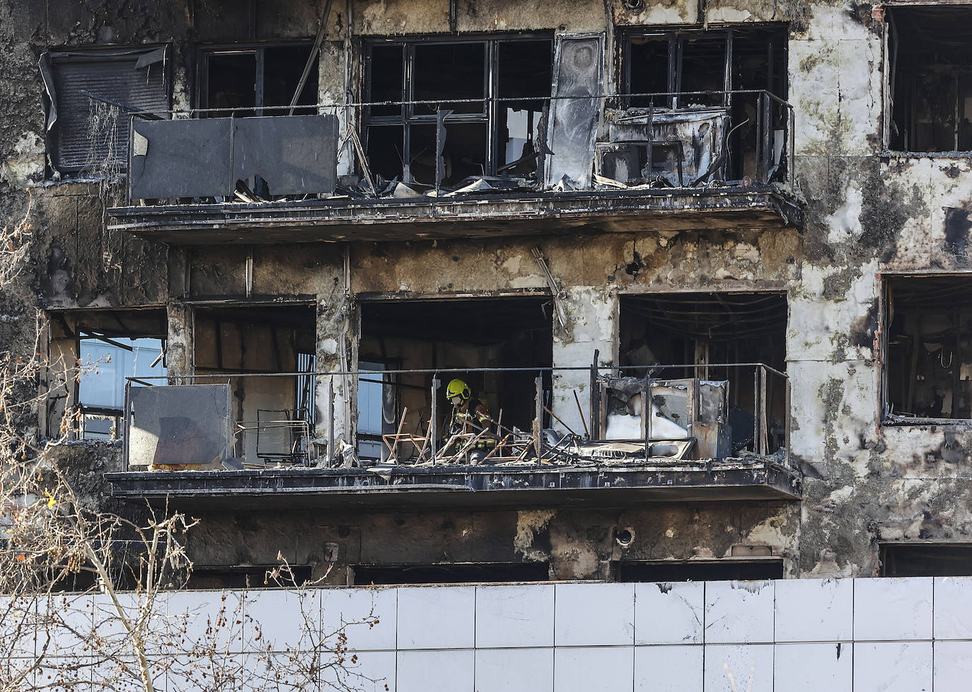 Fotos del segundo día tras el pavoroso incendio en Campanar