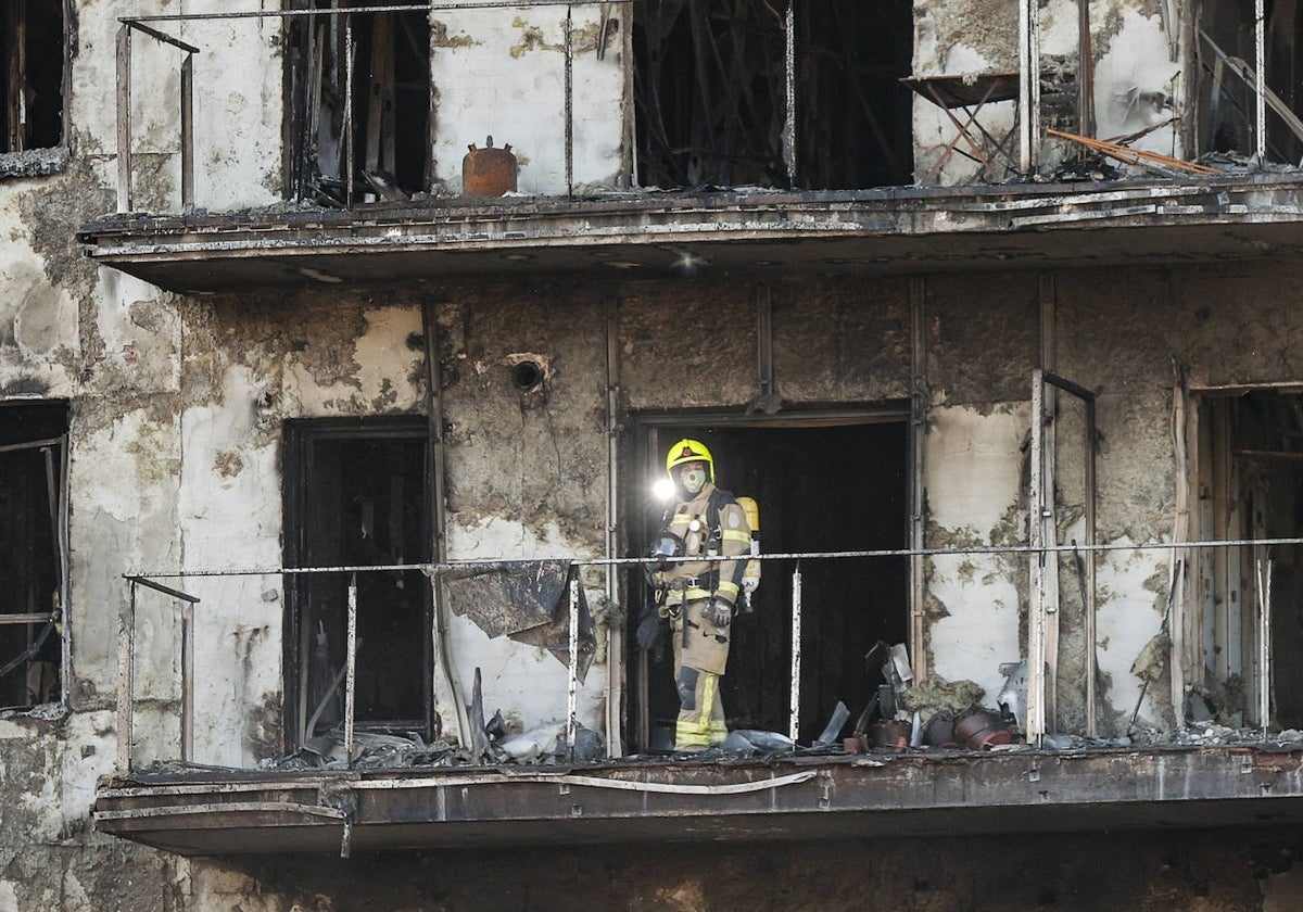 Un bombero durante las labores de inspección del edificio.