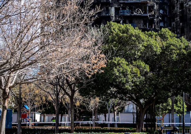 Parque infantil junto al edificio quemado