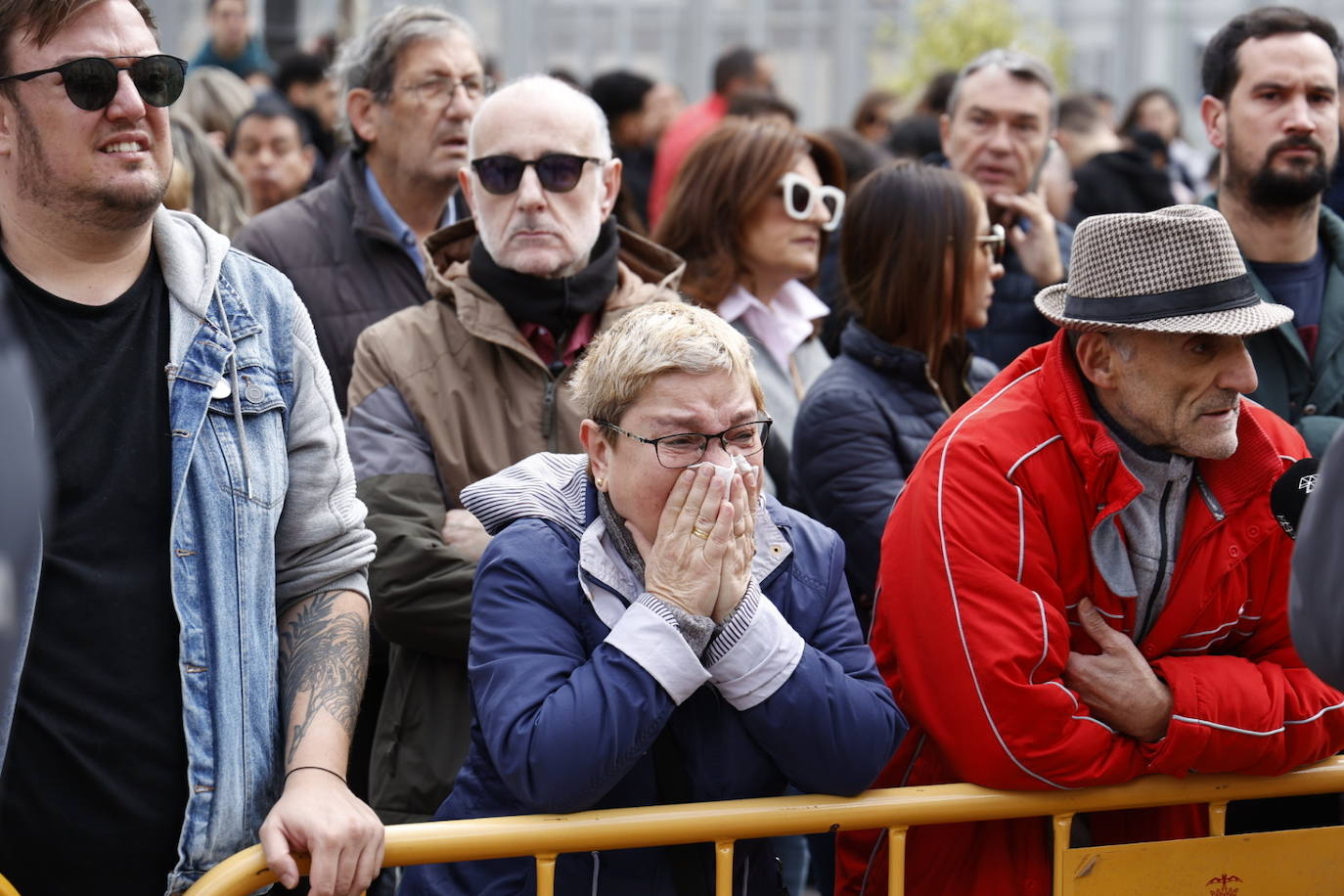 Fotos del minuto de silencio en Valencia en recuerdo de las víctimas del incendio