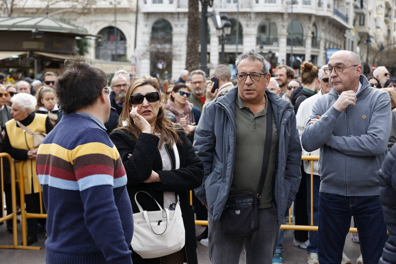 Fotos del minuto de silencio en Valencia en recuerdo de las víctimas del incendio