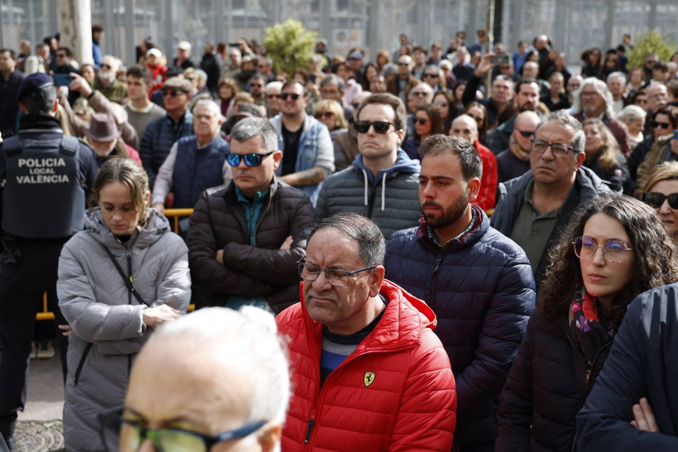 Fotos del minuto de silencio en Valencia en recuerdo de las víctimas del incendio