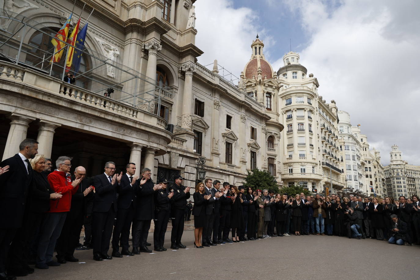 Fotos del minuto de silencio en Valencia en recuerdo de las víctimas del incendio