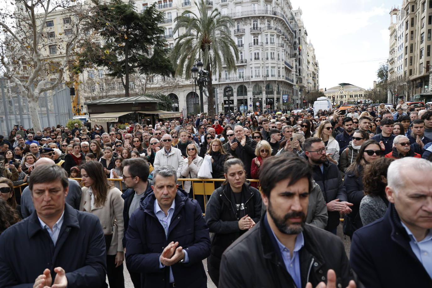 Fotos del minuto de silencio en Valencia en recuerdo de las víctimas del incendio