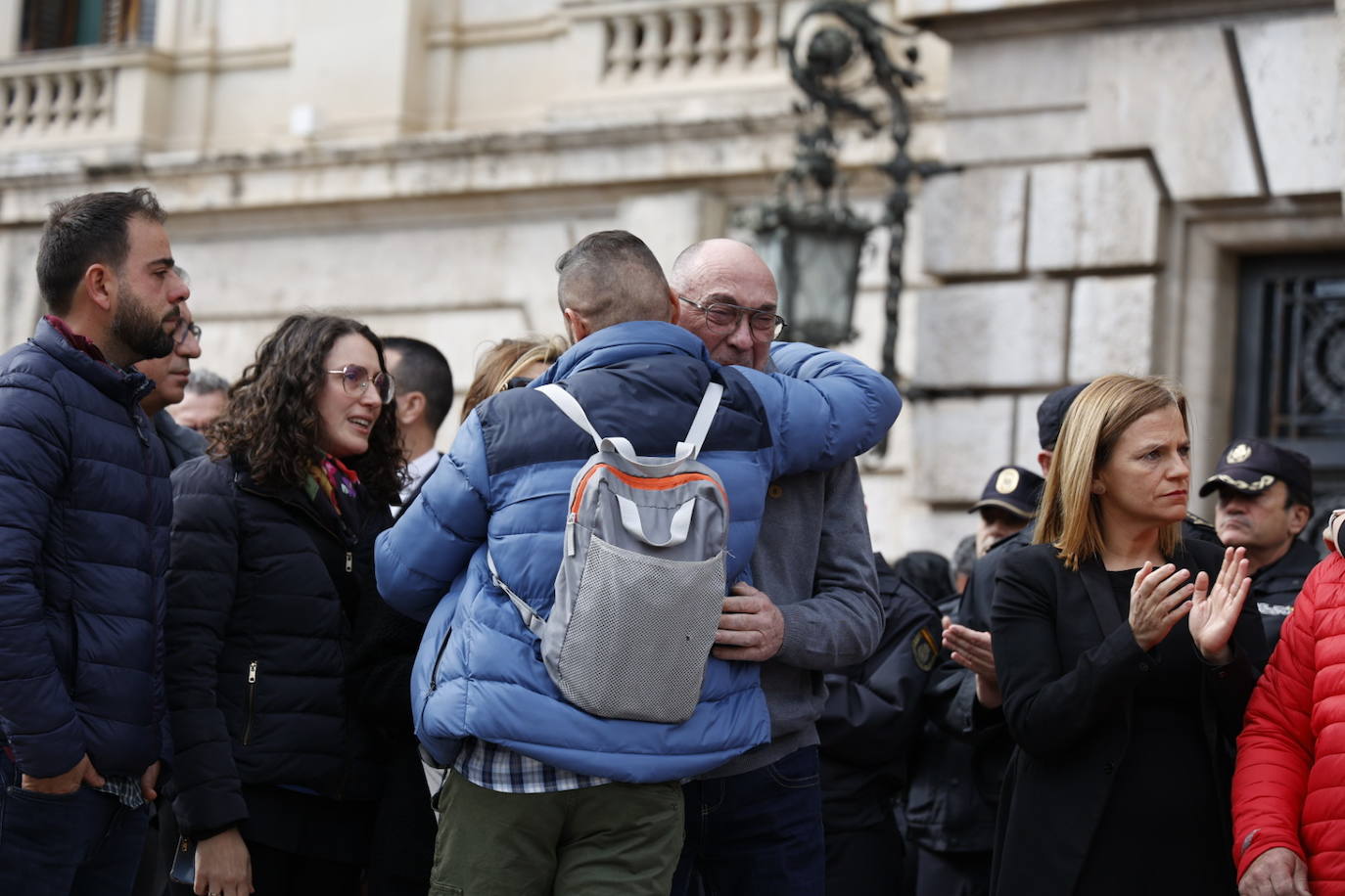 Fotos del minuto de silencio en Valencia en recuerdo de las víctimas del incendio