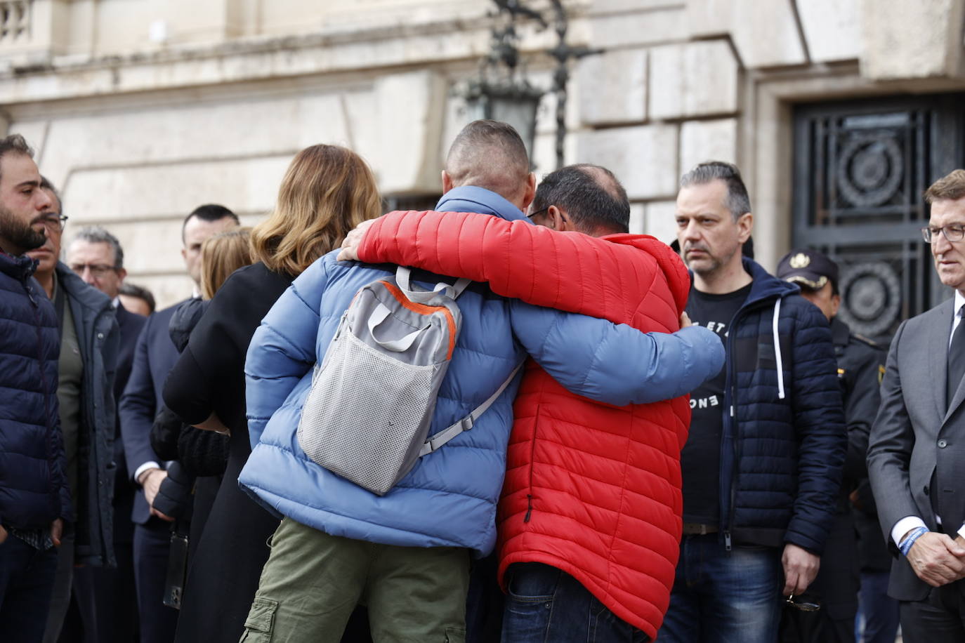 Fotos del minuto de silencio en Valencia en recuerdo de las víctimas del incendio