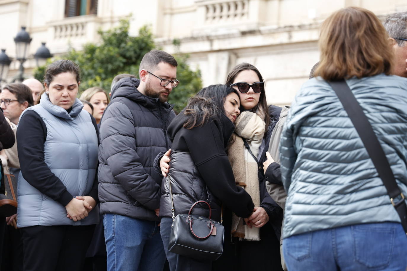 Fotos del minuto de silencio en Valencia en recuerdo de las víctimas del incendio