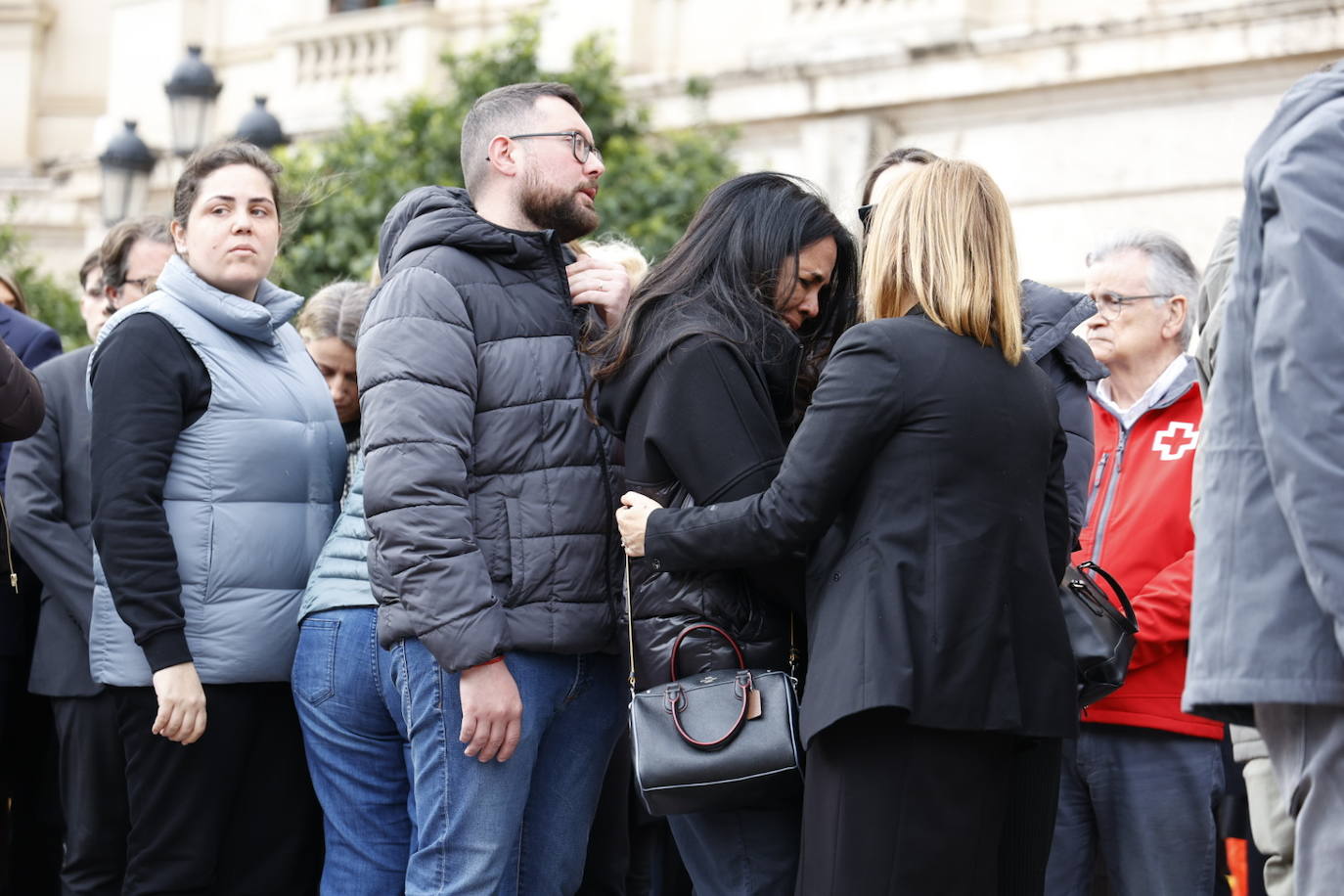 Fotos del minuto de silencio en Valencia en recuerdo de las víctimas del incendio