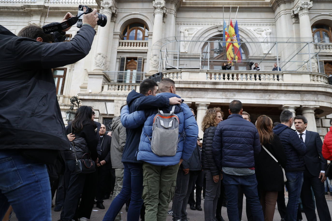 Fotos del minuto de silencio en Valencia en recuerdo de las víctimas del incendio