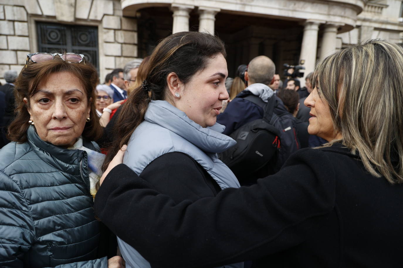 Fotos del minuto de silencio en Valencia en recuerdo de las víctimas del incendio