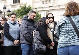 Dolor y rostros compungidos entre los asistentes al minuto de silencio en la plaza del Ayuntamiento.