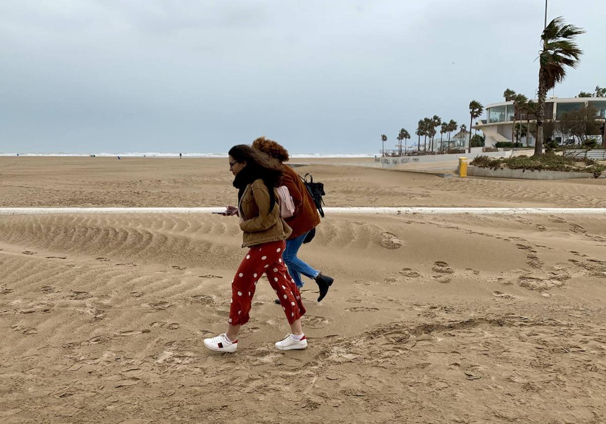 Personas se protegen del fuerte viento en Valencia, imagen de archivo.