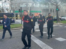 El jefe de los Bomberos de Valencia, Enrique Chisbert, en primer plano junto a la finca de Campanar.