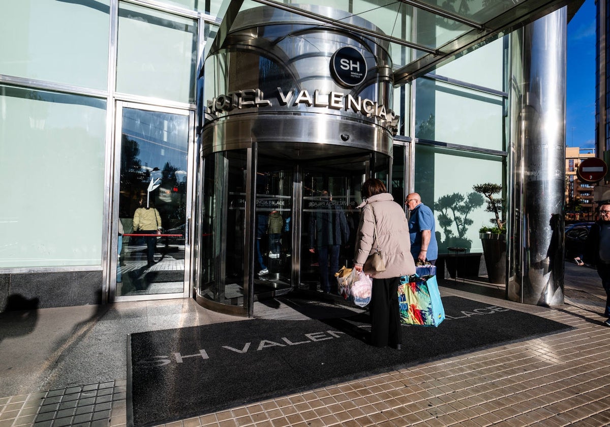 Dos vecinos, cargados con bolsas este sábado en el Valencia Palace.