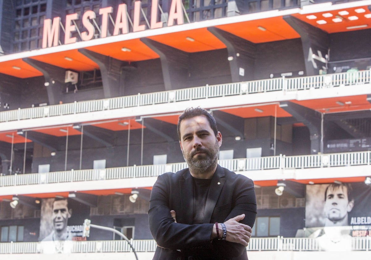 José Pérez posa en Mestalla.