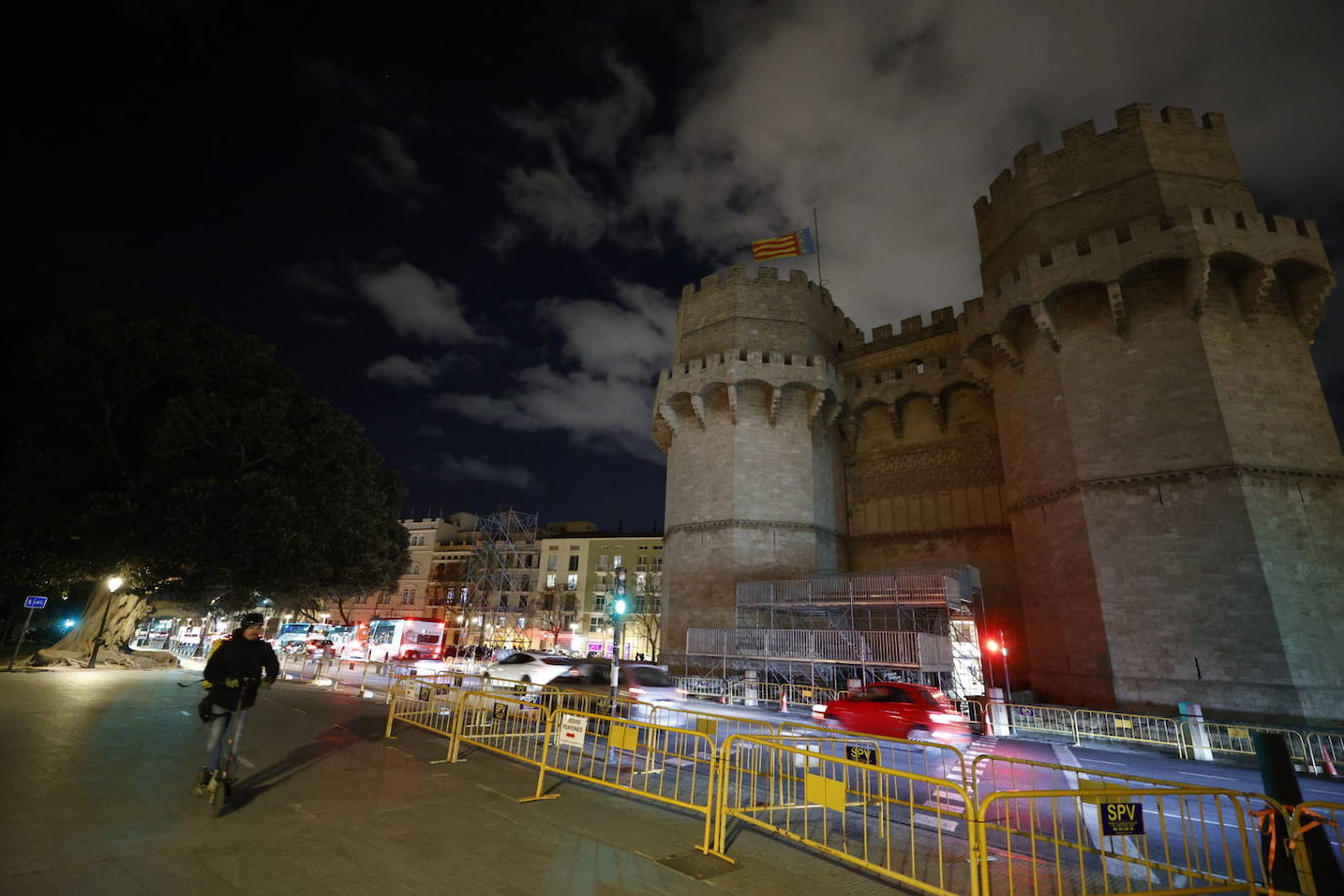 Fotos de las Torres de Serranos vacías en el día que tendría que haberse celebrado la Crida