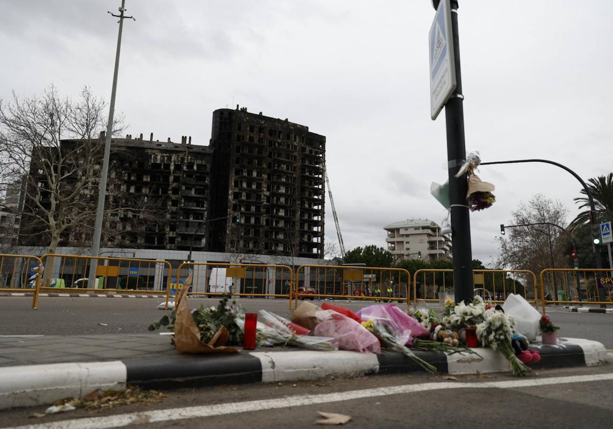 Fotos del altar en honor a las víctimas del incendio de Valencia