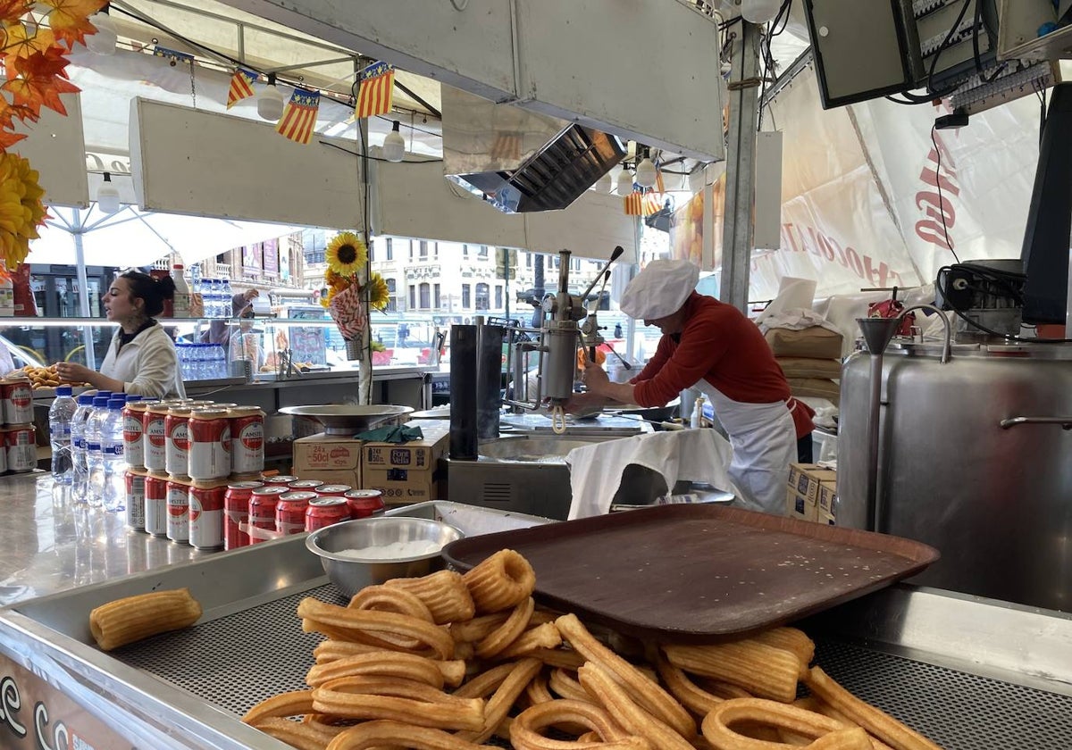 Churrería instalada frente a la Plaza de Toros, en el primer fin de semana de venta en Valencia.