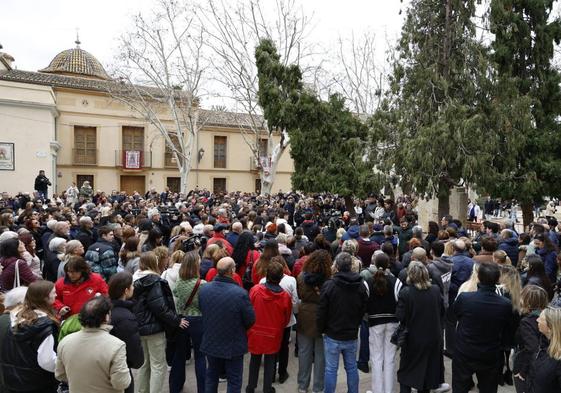 Minuto de silencio en la plaza de la iglesia de Campanar