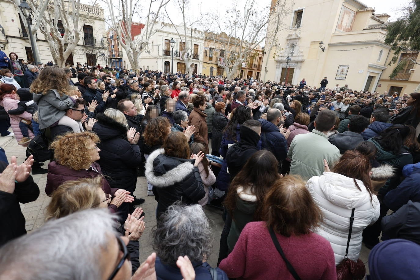 Fotos del minuto de silencio en la plaza de la iglesia de Campanar