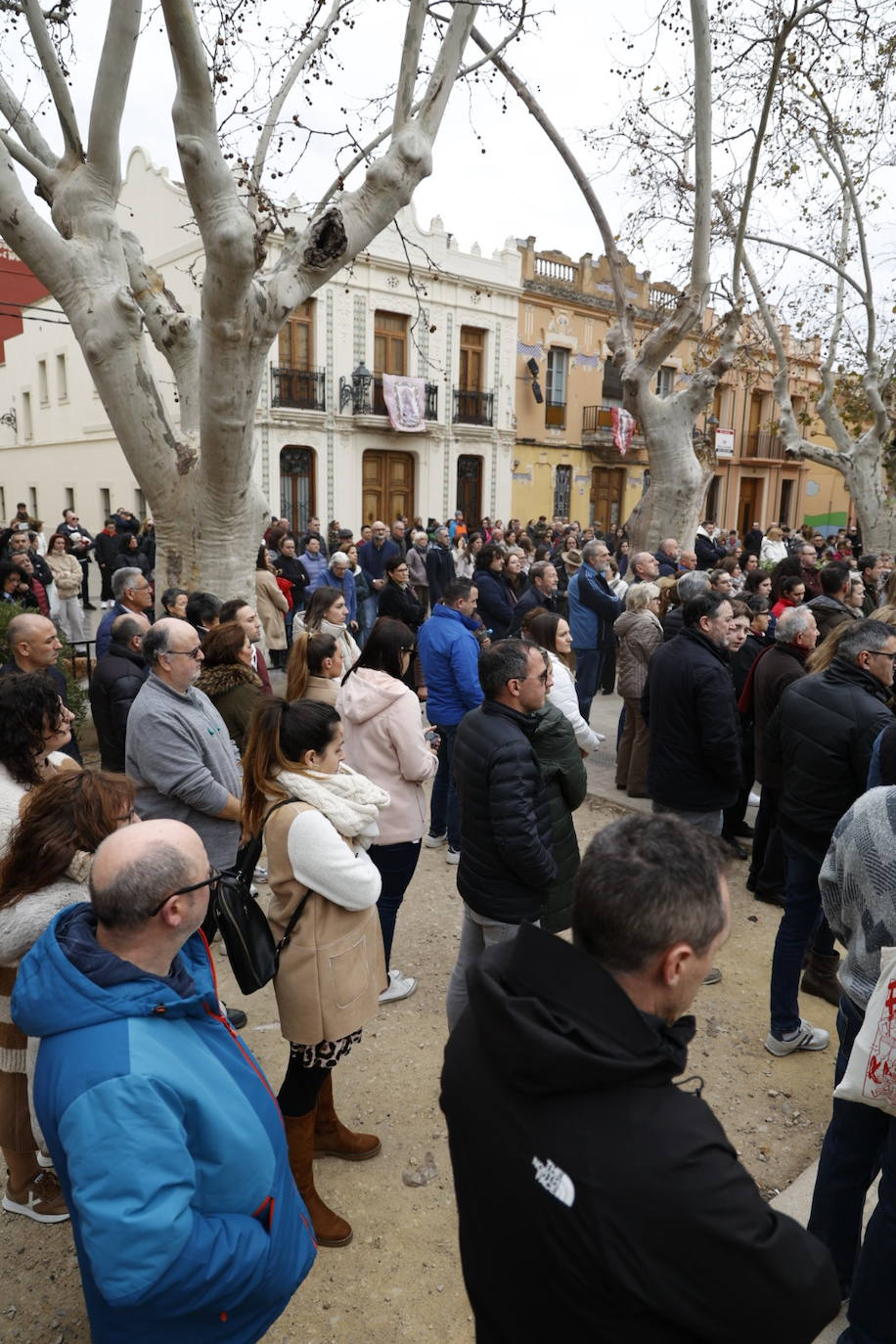 Fotos del minuto de silencio en la plaza de la iglesia de Campanar