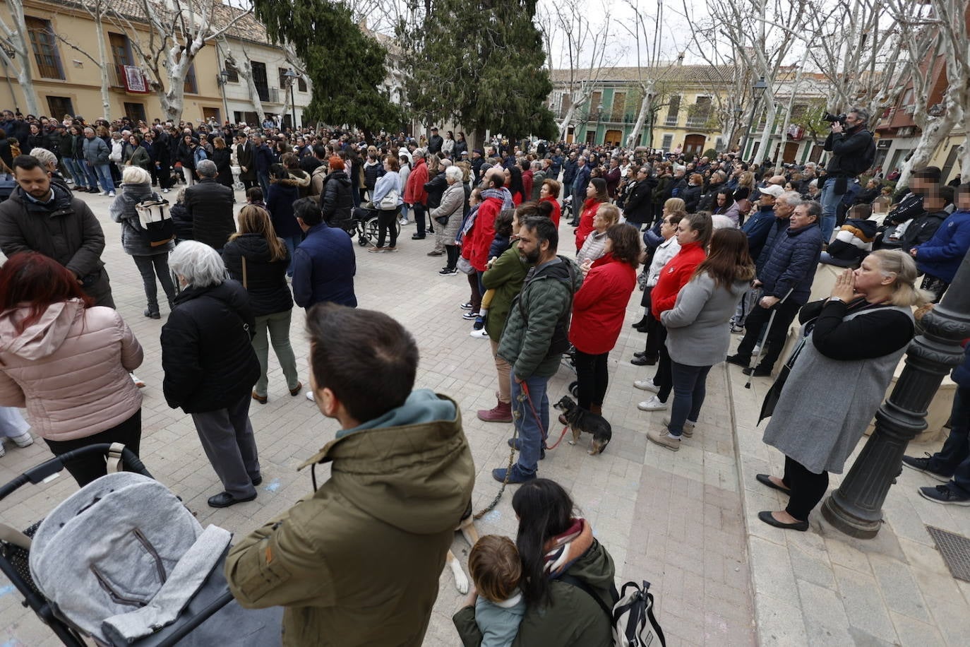 Fotos del minuto de silencio en la plaza de la iglesia de Campanar