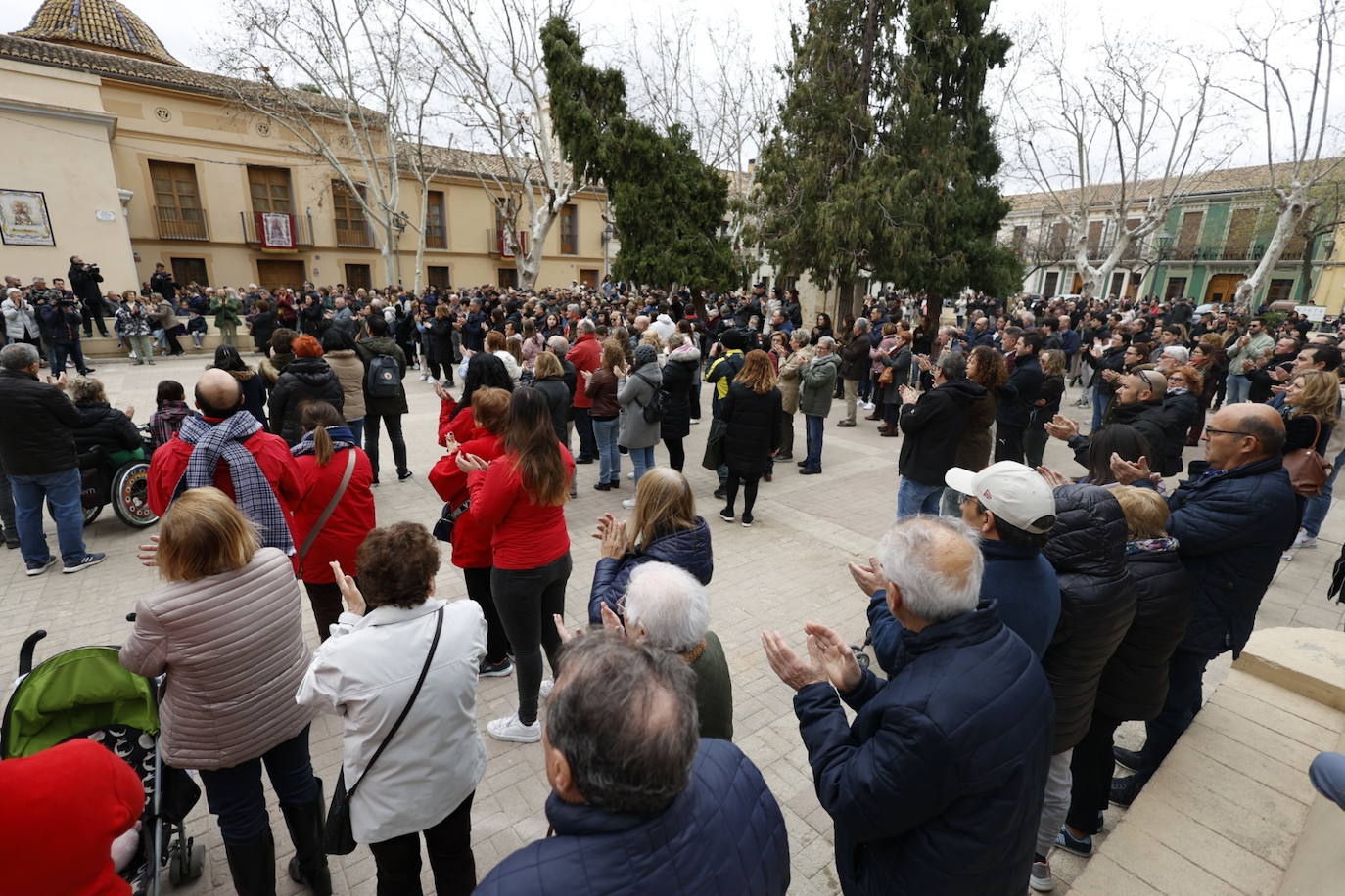 Fotos del minuto de silencio en la plaza de la iglesia de Campanar