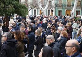 Fotos del minuto de silencio en la plaza de la iglesia de Campanar