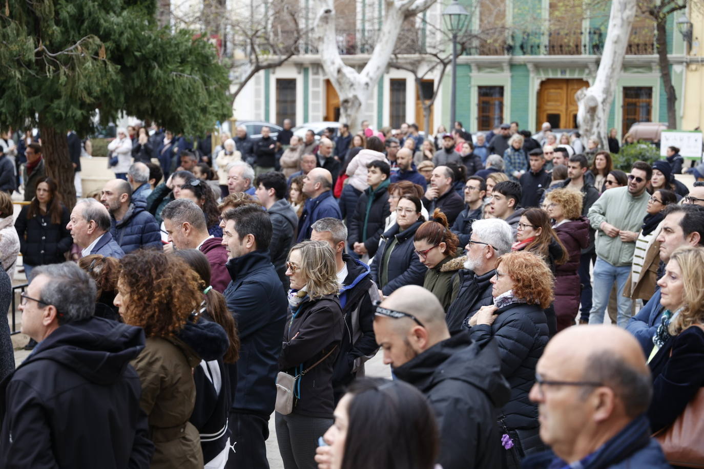 Fotos del minuto de silencio en la plaza de la iglesia de Campanar