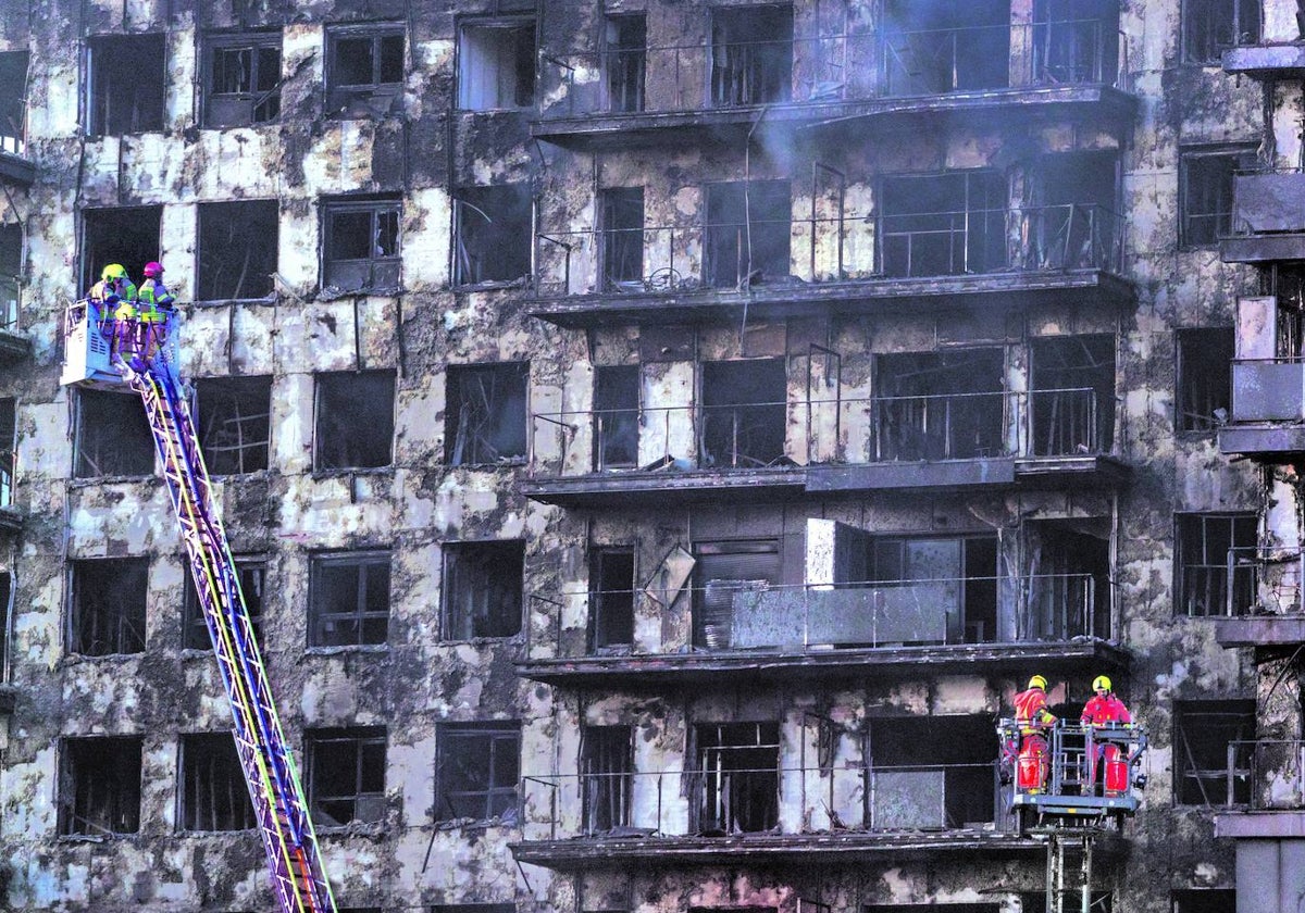 Los bomberos revisan el edificio de Campanar.