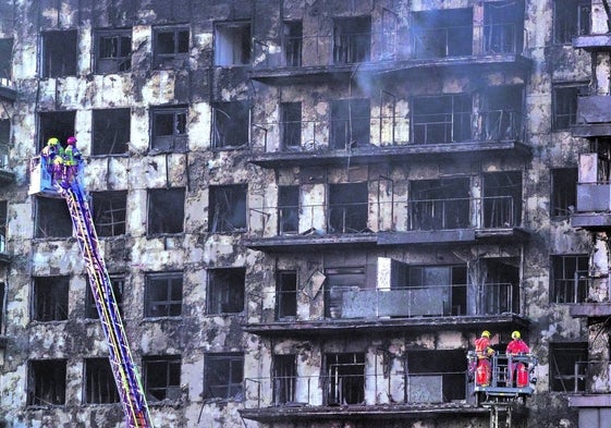 Los bomberos revisan el edificio de Campanar.